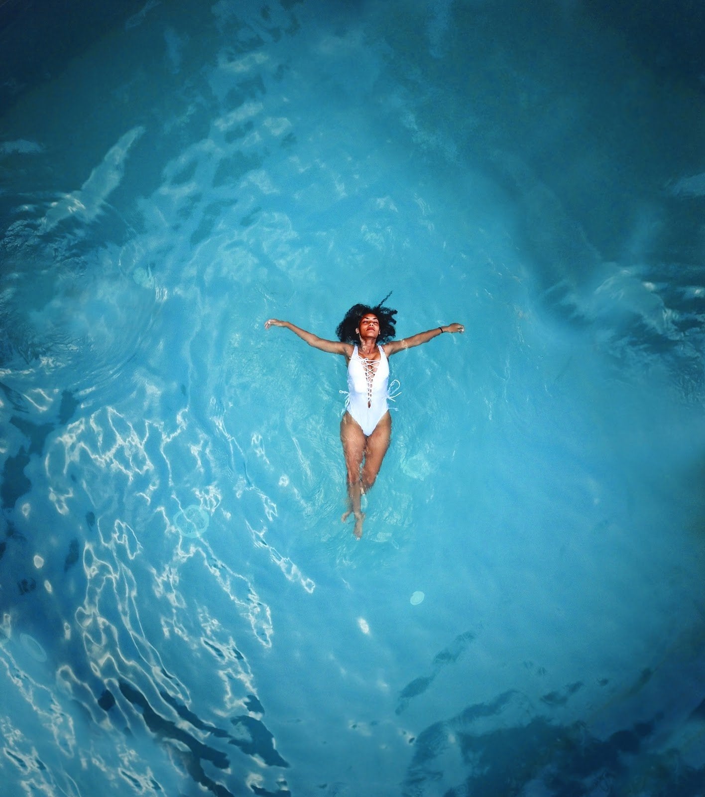 woman-peacefully-floating-in-ocean