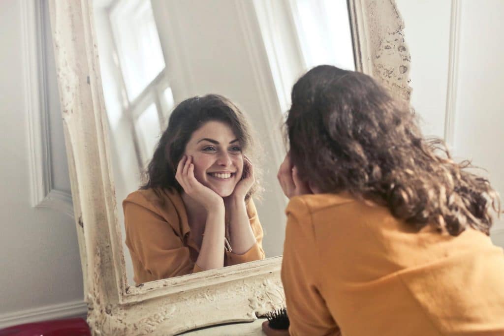 Mujer Sonriente en un Espejo